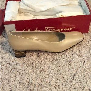 Gorgeous off white/gold 1 inch heel.